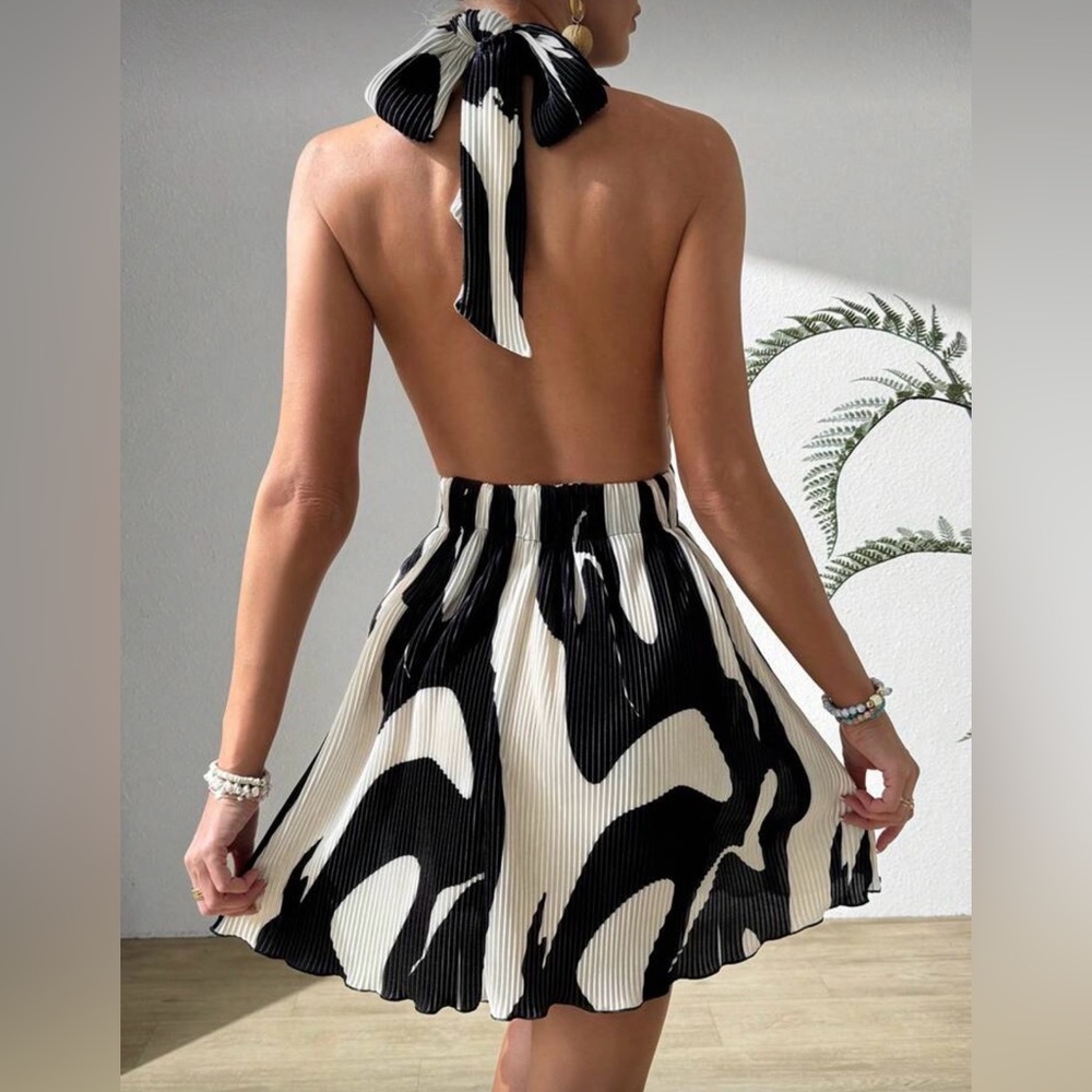 Elegant Black and White Halter Dress - Picture 2 of 2